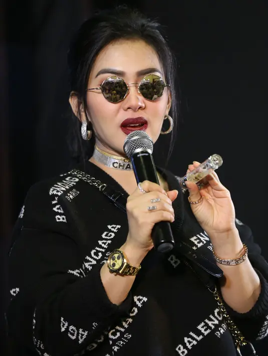 Ditemui di Balai Kartini, Sabtu (7/10/2017), Syahrini menegaskan dirinya tidak bersalah terkait kasus penipuan First Travel. Ia juga tidak takut jika seandainya statusnya yang kini sebagai saksi akan berubah menjadi tersangka. (Nurwahyunan/Bintang.com)