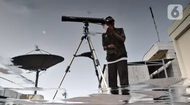 Tim Hisab Rukyat Kementerian Agama menggunakan teleskop saat memantau hilal untuk penentuan 1 Syawal 1444 Hijriah di atap Gedung Kementerian Agama Kanwil DKI Jakarta, Kamis (20/4/2023). (merdeka.com/Iqbal S. Nugroho)