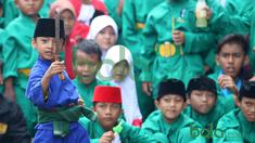 Seorang Bocah memperagakan gerakan Silat Betawi di Kawasan Senayan, Jakarta, Minggu (8/11/2015). Kegiatan ini merupakan  bagian dari Silahturahmi Main Pukul Betawi. (Bola.com/Nicklas Hanoatubun)