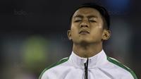 Gelandang Timnas Indonesia, Febri Hariyadi, memejamkan mata sebelum melawan Vietnam pada laga SEA Games di Stadion MPS, Selangor,Selasa (22/8/2017). Kedua negara bermain imbang 0-0. (Bola.com/Vitalis Yogi Trisna)