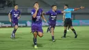 Pemain Persita Tangerang, Jack Brown, melakukan selebrasi setelah mencetak gol ke gawang Arema FC pada laga BRI Liga 1 di Stadion Indomilk Arena, Tangerang, Rabu (13/3/2024). (Bola.com/M. Iqbal Ichsan)