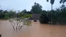 Kondisi daerah yang terendam banjir di Provinsi Quang Tri, Vietnam, 8 Oktober 2020. Hujan deras dan banjir telah menyebabkan lima orang tewas dan tiga lainnya hilang di Vietnam utara dan tengah dalam beberapa hari terakhir. (Xinhua/VNA)