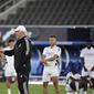 Pelatih Real Madrid Carlo Ancelotti dalam sesi latihan menjelang pertandingan Piala Super Eropa melawan Eintracht Frankfurt&nbsp;di Stadion Olimpiade Helsinki, Finlandia,&nbsp;9 Agustus 2022. (JAVIER SORIANO / AFP)