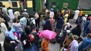 Meski begitu, mayoritas umat muslim Pakistan akan berusaha pulang ke kampaung halaman untuk merayakan hari raya bersama keluarga. Tradisi ini menjadi penanda kekuatan ikatan kekeluargaan umat Muslim di Pakistan. Tampak dalam foto, orang-orang menunggu kereta penumpang untuk pulang ke kampung halaman untuk Hari Raya Idul Fitri yang akan datang, sekaligus menandai berakhirnya bulan suci Ramadan, di sebuah stasiun kereta api di Karachi, Pakistan, Selasa 17 Maret 2026. (AP Photo/Ali Raza)