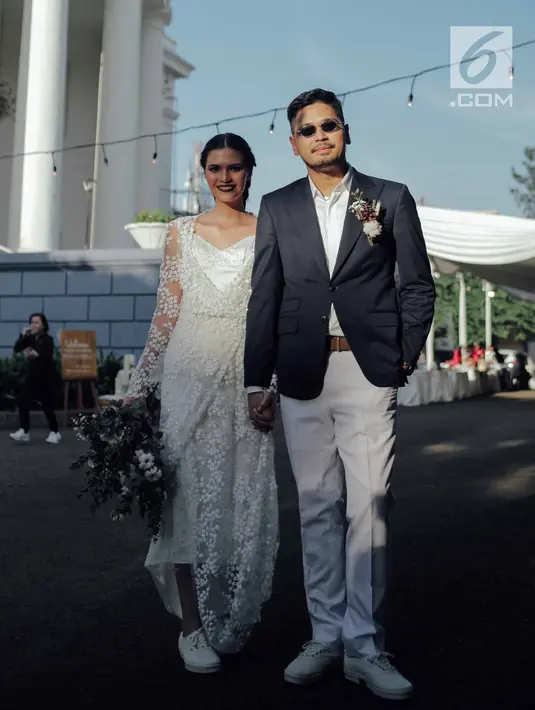 Penyanyi Petra Sihombing pose bersama Firrina Sinatrya usai pemberkatan di GPIB Immanuel, Jakarta, Jumat (23/3). Firrina Sinatrya terlihat sangat anggun dengan gaun panjang berwarna putih bermotif bunga. (Liputan6.com/Faizal Fanani)