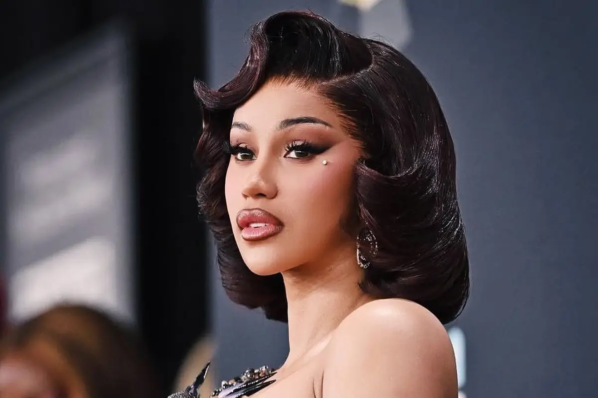 6 Potret Cardi B Bergaya Old Hollywood dengan Gaun Bulu di Grammy Awards 2025