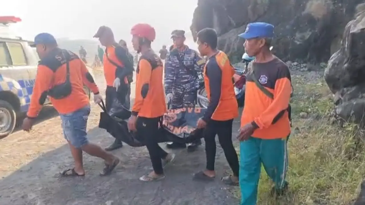 Tim SAR Gabungan berhasil menemukan salah satu dari dua korban yang terseret arus di Pantai Seruni Payangan