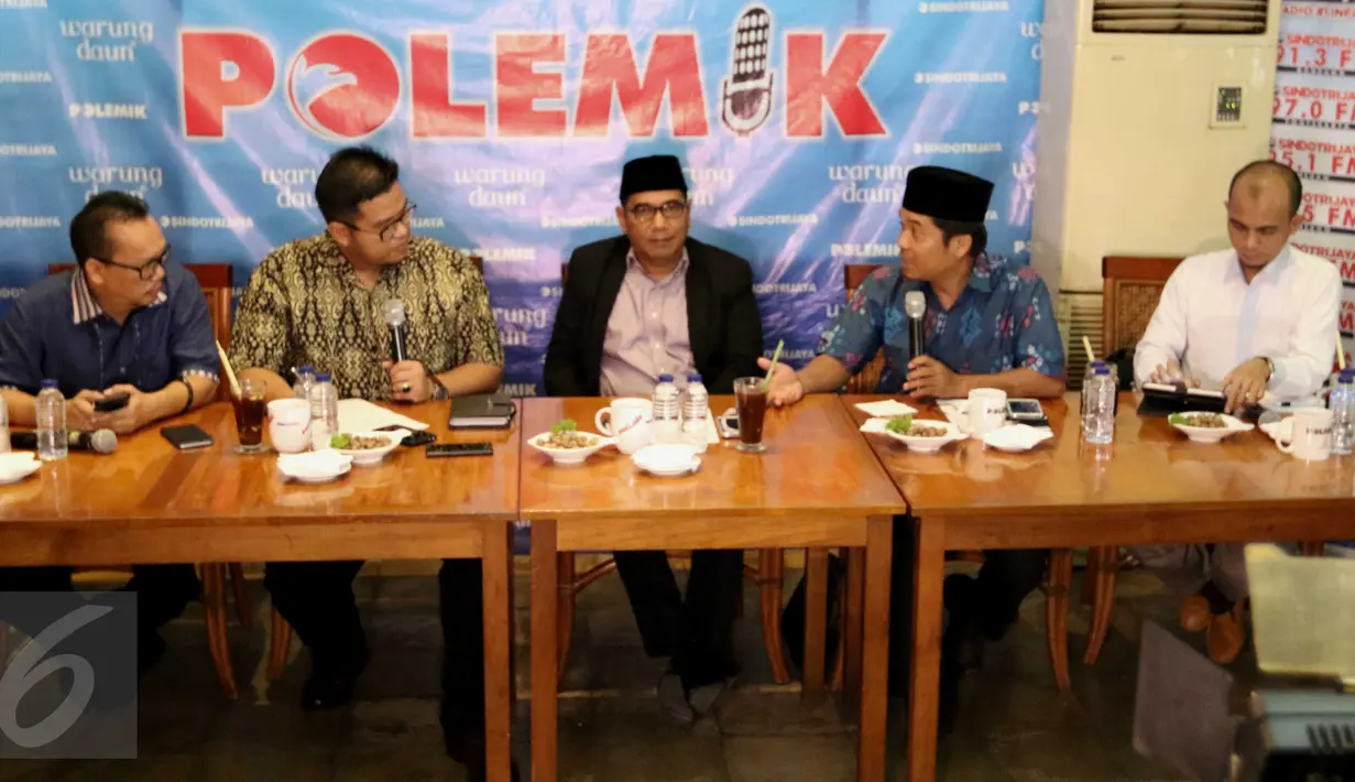 Direktur Lingkar Madani Indonesia, Ray Rangkuti (kedua kanan) menjadi pembicara diskusi 'Kontestasi Pilkada DKI' di Jakarta, Sabtu (12/3). Ray menilai bahwa apa yang dilakukan Ahok dengan mengandalkan dukungan rakyat tepat. (Liputan6.com/Gempur M Surya)