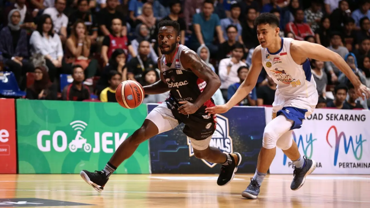 Pemain Stapac Kendal Yancy menerobos pertahanan Satria Muda