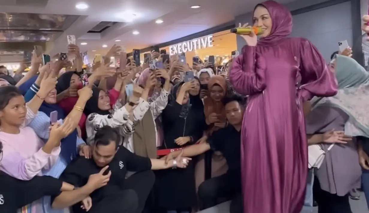 Dress panjang tersebut dipadukan dengan kitten heels warna hijau memiliki detail dia strap di bagian depan bling-bling. @shellasaukiaofficial