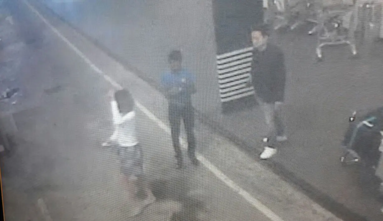 Rekaman CCTV di Bandara Kuala Lumpur, Malaysia yang dirilis pada Rabu (15/2), menunjukkan seorang wanita (kiri) diduga salah satu mata-mata Korea Utara (Korut) pembunuh kakak tiri Kim Jong-un, Kim Jong-nam, dengan semprotan racun. (Star TV via AP)