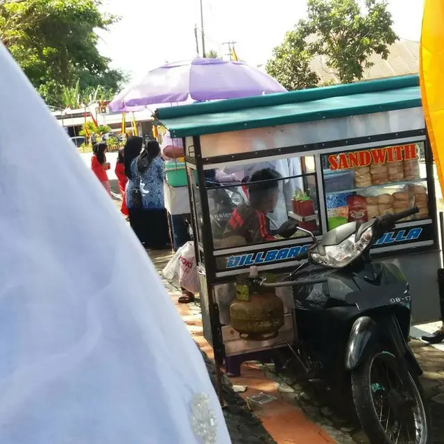 6 Tulisan Salah Ketik di Gerobak Jualan Pinggir Jalan Ini Kocak