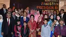 Presiden Joko Widodo dan Ibu Negara Iriana Joko Widodo foto bersama dengan masyarakat Indonesia yang tinggal di Pakistan di Hotel Serena (26/1). Hubungan antara Pakistan dan Indonesia sudah terjalin sangat baik. (Liputan6.com/Pool/Biro Pers Setpres)
