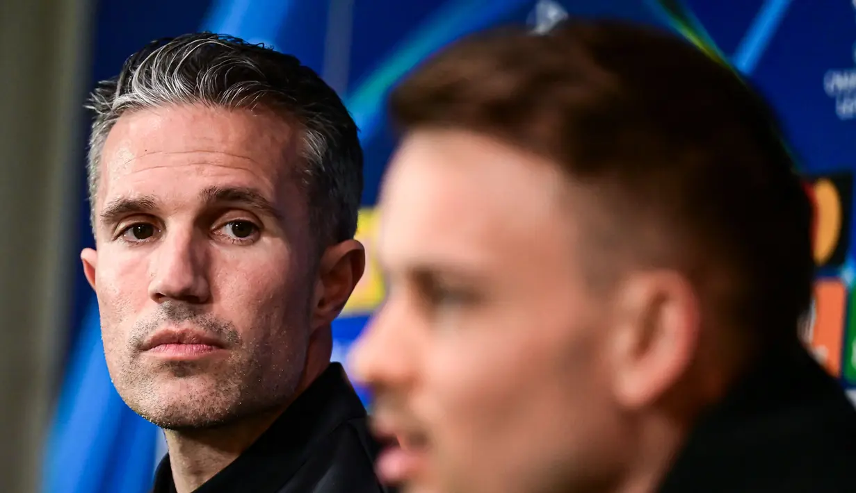 Kalah dua gol tanpa balas di De Kuip Arena pada leg pertama pekan lalu, Robin van Persie percaya masih ada harapan bagi timnya untuk membalikkan keadaan. (AFP/Piero Cruciatti)
