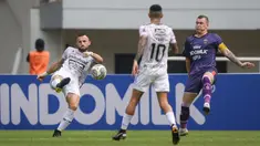 Dua gol yang dicetak Ilija Spasojevic mengantarkan Bali United memetik tiga poin usai menang 2-1 atas Persita Tangerang dalam laga pekan ke-4 BRI Liga 1 di Stadion Pakansari, Bogor, Jumat (24/9/2021). Gol pertama bahkan dicetak dengan indah lewat sepakan voli. (Bola.com/Bagaskara Lazuardi)