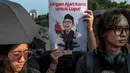 Sebagai informasi, kasus penyiraman air keras terhadap Andrie Yunus, saat ini dalam proses persidangan di Pengadilan Militer II-08 Jakarta. Insiden tersebut terjadi pada Kamis 12 Maret 2026 malam di kawasan Senen, Jakarta Pusat, dan melibatkan empat orang prajurit TNI sebagai tersangka. Tampak dalam foto, para aktivis memegang payung hitam dan poster selama Aksi Kamisan di depan Istana Kepresidenan, Jakarta, Kamis 30 April 2026. (BAY ISMOYO/AFP)
