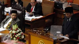 Fahri Hamzah  (kiri) saat memimpin Rapat Paripurna penutupan masa sidang V, Jakarta, Jumat (29/4). Fraksi PKS melakukan interupsi karena Fahri Hamzah masih memimpin sidang. (Liputan6.com/Johan Tallo)