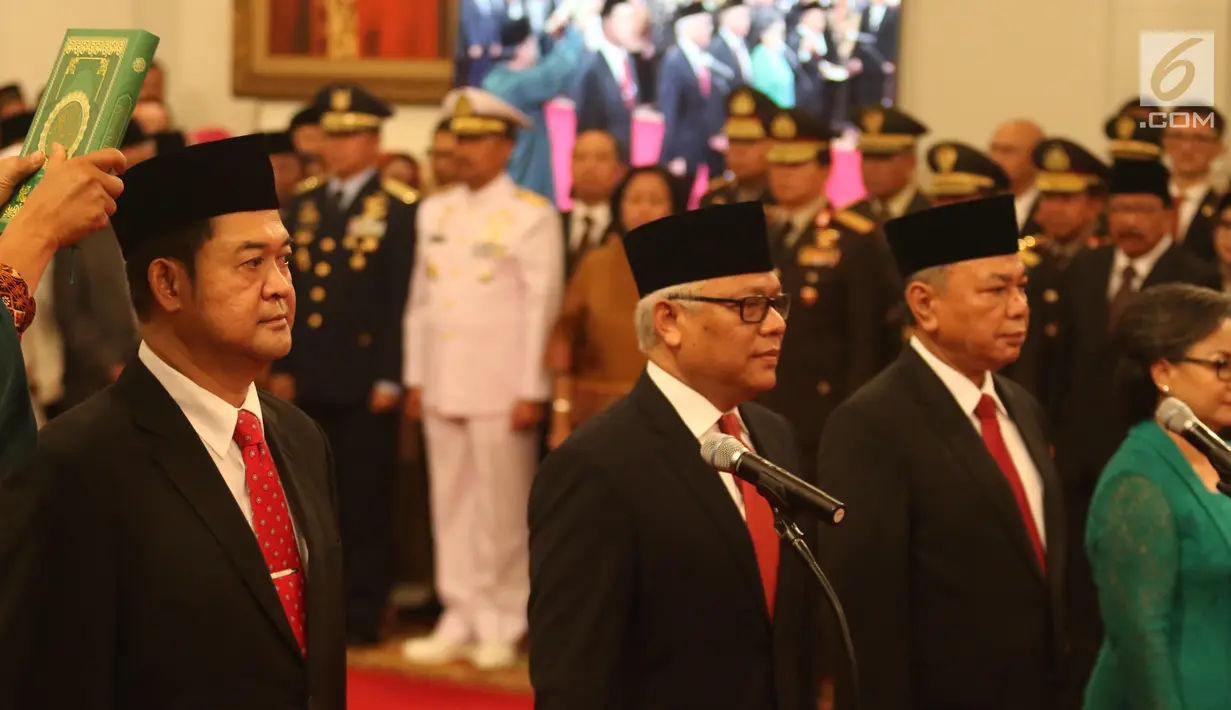 Lima Dubes Luar Biasa dan Berkuasa Penuh RI disumpah jabatan di Istana Negara, Jakarta, Rabu (13/2). Kenssy Dwi Ekaningsih sebagai duta besar RI untuk Republik Ceko berkedudukan di Praha. (Liputan6.com/Angga Yuniar)