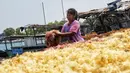 Warga menjemur rumput laut di Kawasan Pulau Panggang, Kepulauan Seribu, Jakarta, Rabu (18/9/2019). Hasil laut tersebut dijual dengan harga Rp7000 per kilogram untuk memenuhi kebutuhan rumah tangga sehari-hari yang rata-rata mata pencahariannya adalah Nelayan. (Liputan6.com/Johan Tallo)