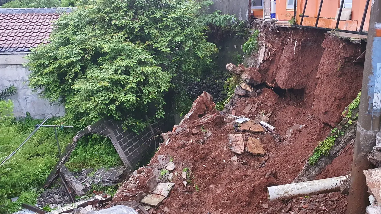 Longsor di Perumahan Griya Merdeka Timur Depok