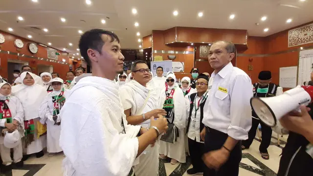 Keberangkatan jemaah haji dilepas langsung Kepala Pusat Kesehatan Haji Eka Jusuf Singka. Foto: Darmawan/MCH