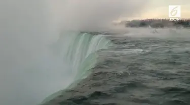 Cuaca dingin yang melanda wilayah Amerika Serikat membekukan sebagian air terjun niagara. Bagaimana penampakannya?