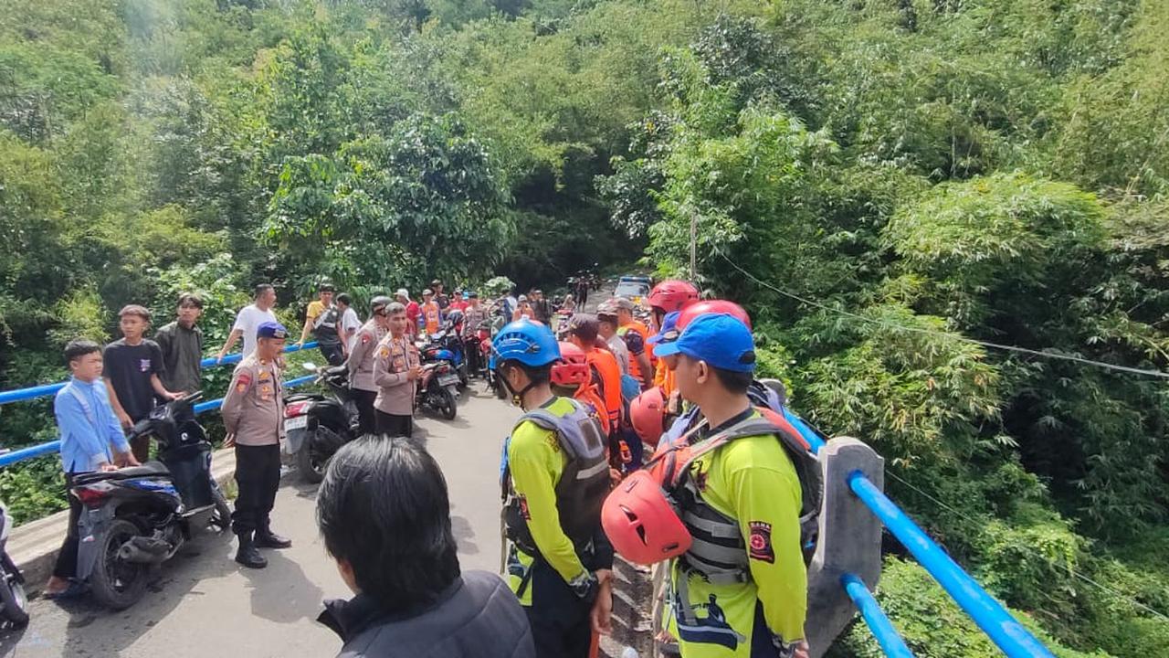 Tim gabungan tengah bersiap melakukan pencarian terhadap seorang warga yang diduga hanyut terbawa derasnya arus sungai Cipalu, Kecamatan Cipatujah, Tasikmalaya. (Liputan6.com/Jayadi Supriadin)