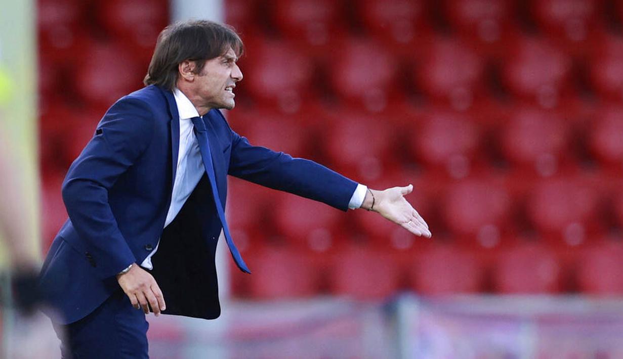 Pelatih Inter Milan, Antonio Conte, memberikan arahan kepada anak asuhnya saat melawan Romelo Lukaku ke gawang Benevento pada laga Liga Italia di Stadion Ciro Vigorito, Rabu (30/9/2020). Inter Milan menang dengan skor 5-2. (Alessandro Garofalo/LaPresse via AP)