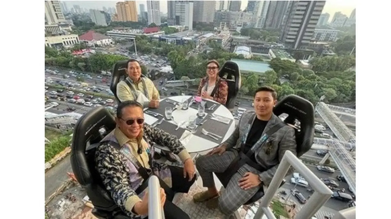 6 Potret Tommy Soeharto Coba Restoran Melayang yang Viral Bareng Sang Putra