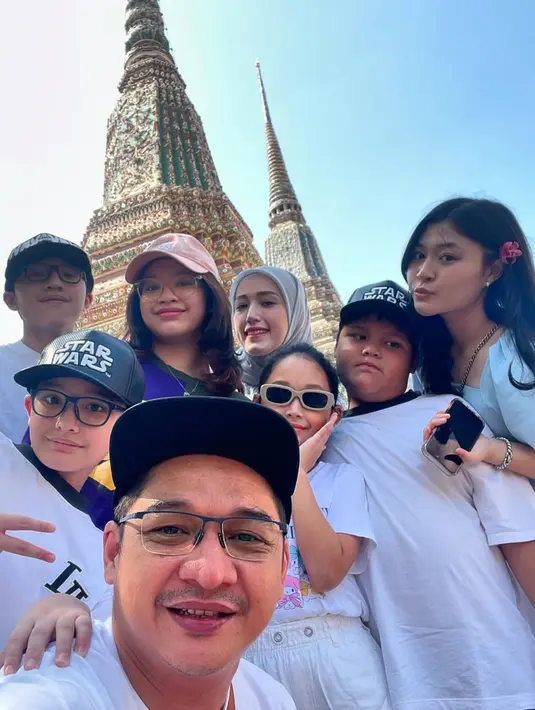 Pasha Ungu membagikan momen liburan ke Thailand bersama istrinya, Adelia Wilhelmina, dan enam anak mereka. Dalam foto-foto tersebut, terlihat juga Shakiena Azalea dan Nasha Anaya, anak-anak Pasha dari pernikahan sebelumnya dengan Okie Agustina, meskipun Kiesha Alvaro tidak dapat ikut dalam perjalanan ini. (Liputan6.com/IG/@pashaungu_vm)