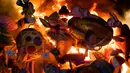Ninot, boneka berukuran kecil, dibakar pada malam terakhir Festival Fallas di Valencia, Spanyol, Selasa (19/3). Fallas dibakar di jalan-jalan Valencia sebagai penghormatan kepada St Joseph, santo pelindung tukang kayu. (JOSE JORDAN / AFP)
