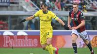 Gelandang Inter Milan Henrikh Mkhitaryan berlari lebih cepat dari pemain Bologna Lewis Ferguson dalam pertandingan&nbsp;Liga Italia di&nbsp;Stadion Renato-Dall'Ara, Bologna, Minggu, 26 Februari 2023. Inter Milan kalah 0-1 dari Bologna. (Alberto PIZZOLI / AFP)