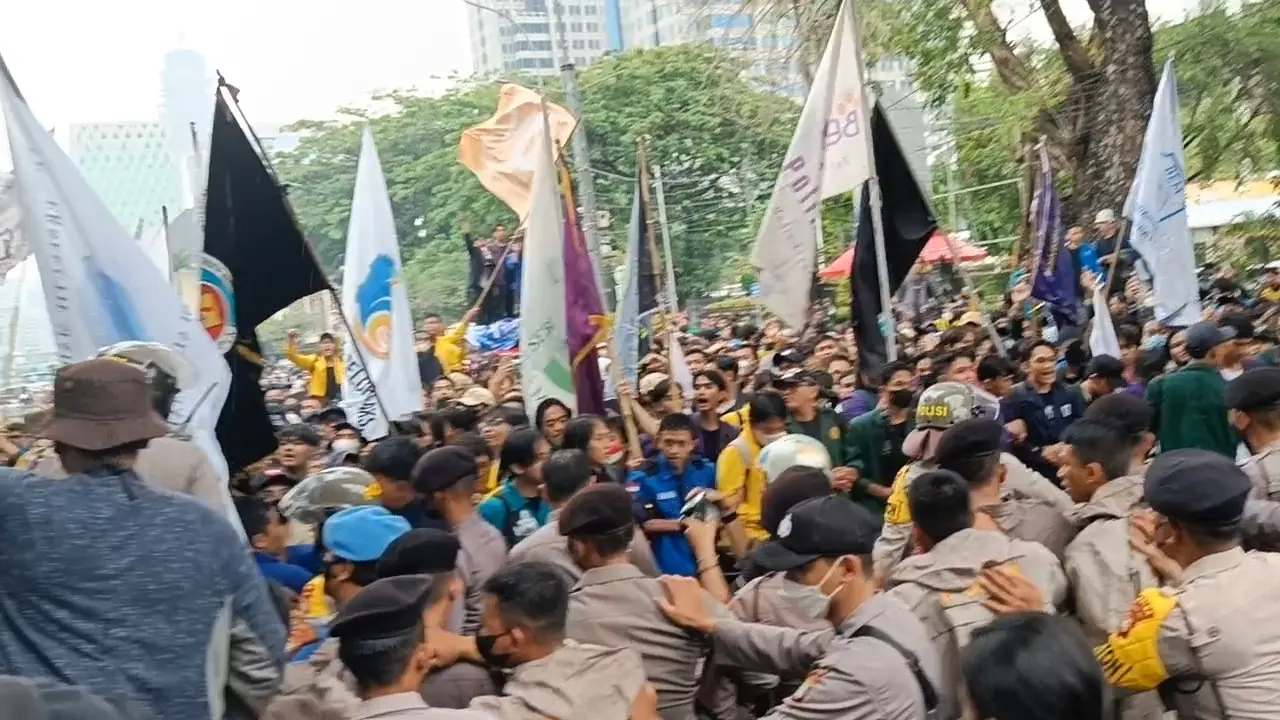 Mahasiswa Terlibat Aksi Saling Dorong Dengan Aparat