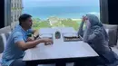 Atau memilih palet warna biru saat makan dengan view laut. Serasi banget, ya. [Foto: Instagram @sahrulgunawanofficial]