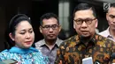 Ketua GMPG Ahmad Doli Kurnia bersama Wakil Ketua Dewan Pakar Partai Golkar, Siti Hediati Hariyadi memberi keterangan usai pertemuan di Jakarta, Jumat (11/8). Keduanya meminta Setya Novanto mundur dari jabatan. (Liputan6.com/Helmi Fithriansyah)
