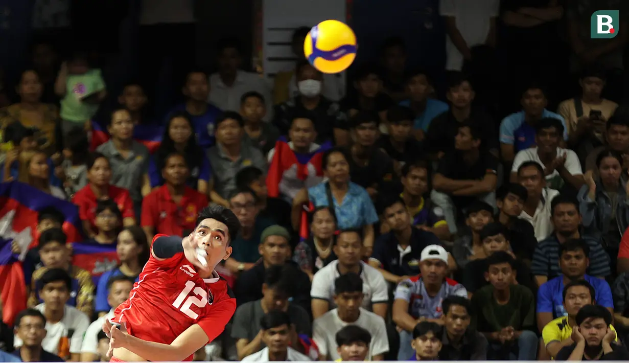 <p>Pemain Timnas Bola Voli putra Indonesia, Rivan Nurmulki, melakukan pukulan sajian utama ke arah timnas Bola Voli putra Kamboja dalam pertandingan final Bola Voli Putra SEA Games 2023 di Phnom Penh, Kamboja, Senin (8/5/2023). (Bola.com/Abdul Azis)</p>