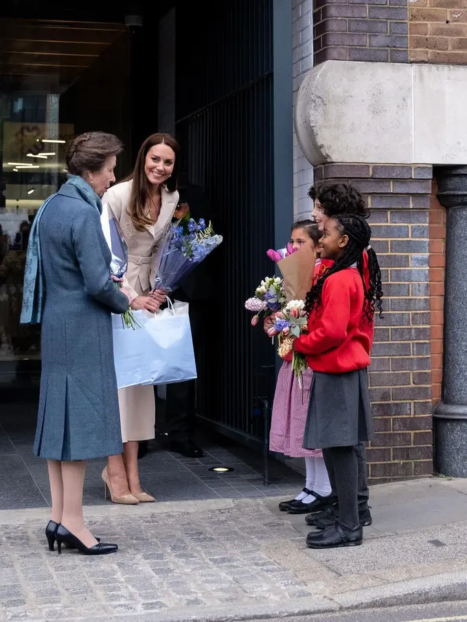 Momen Langka Kate Middleton Jalan Bareng Putri Anne, Cantik dengan Busana Nude Seharga Rp6jutaan
