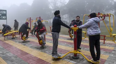 Orang-orang berolahraga di tengah kabut tebal selama hari yang dingin di sebuah taman di Amritsar, India (30/12/2019). India saat ini mengalami musim dingin dengan hari dingin terpanjang dalam 22 tahun terakhir. (AFP/Narinder Nanu)