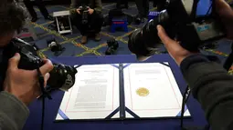 Fotografer mengambil gambar dokumen pemakzulan Presiden Donald Trump sebelum ditandatangani Ketua DPR Nancy Pelosi di Capitol Hill, Washington, Amerika Serikat, Rabu (13/1/2021). Anggota DPR AS memberikan suara 232-197 untuk pemakzulan Trump. (AP Photo/Alex Brandon)