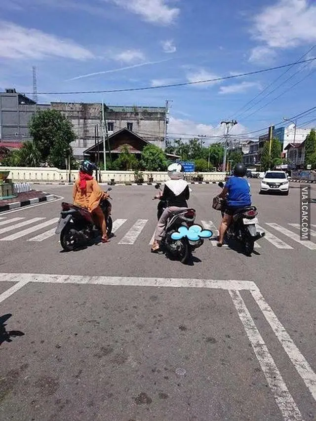 Tingkah nyeleneh orang Indonesia di zebra cross (1cak)