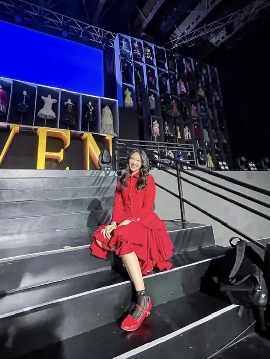 Di tahun 2022 tepatnya pada anniversary ke-10 JKT48, Shani mengenakan dress merahnya yang serasi dengan heelsnya. @jkt48shani.