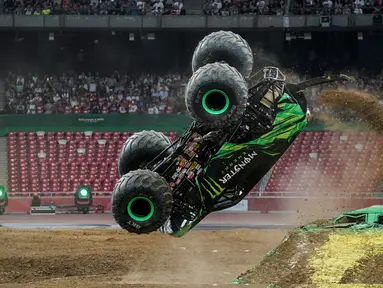 Aksi truk Monster Energy saat acara Monster Jam yang pertama di Stadion Nasional "Bird's Nest", Beijing, (29/7). Pada akhir tahun 2017, Monster Jam akan mengadakan acara di 56 kota internasional dan 30 negara. (AP Images for Feld Entertainment, Inc.)