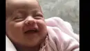 Lewat akun Instagramnya, Georgina pun mengunggah foto sang putri yang sedang tersenyum lepas. Foto ini pastinya sangat menarik perhatian publik karena wajah bayi mungil itu yang menggemaskan. (Instagram/georginagio)
