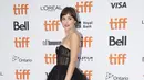 Aktris Dakota Johnson berpose di karpet merah saat menghadiri pemutaran film "The Friend" di Toronto International Film Festival di Toronto, AS (6/9/2019). Dakota Johnson tampil seksi mengenakan gaun hitam menerawang Dior. (Nathan Denette/The Canadian Press via AP)