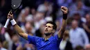 Petenis Serbia, Novak Djokovic melakukan selebrasi setelah mengalahkan Juan Ignacio Londero dari Argentina pada babak kedua AS Terbuka 2019 di Arthur Ashe Stadium, Rabu (28/8/2019). Novak Djokovic  lolos setelah menyudahi perlawanan Londero dengan skor 6-4, 7-6 (7-3), dan 6-1. (AP/Charles Krupa)