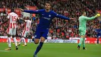Striker Chelsea, Alvaro Morata, merayakan gol yang dicetaknya ke gawang Stoke pada laga Premier League di Stadion Bet365, Stoje-on-Trent, Sabtu (23/9/2017). Stoke kalah 0-4 dari Chelsea. (AFP/Lindsey Parnaby)