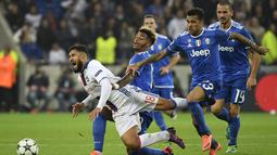 Pemain Juventus, Mario Lemina, melanggar striker Olympique Lyon, Nabil Fekir, dalam laga Grup H Liga Champions di Stade de Lyon, Prancis, Rabu (19/10/2016) dini hari WIB. (AFP/Philippe Desmazes)