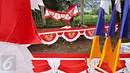 Pedagang merapikan barang dagangannya yang dijual di kawasan Tanjung Barat, Jakarta, Senin (1/8). Jelang hari kemerdekaan, pedagang bendera mulai bertebaran. (Liputan6.com/Immanuel Antonius)