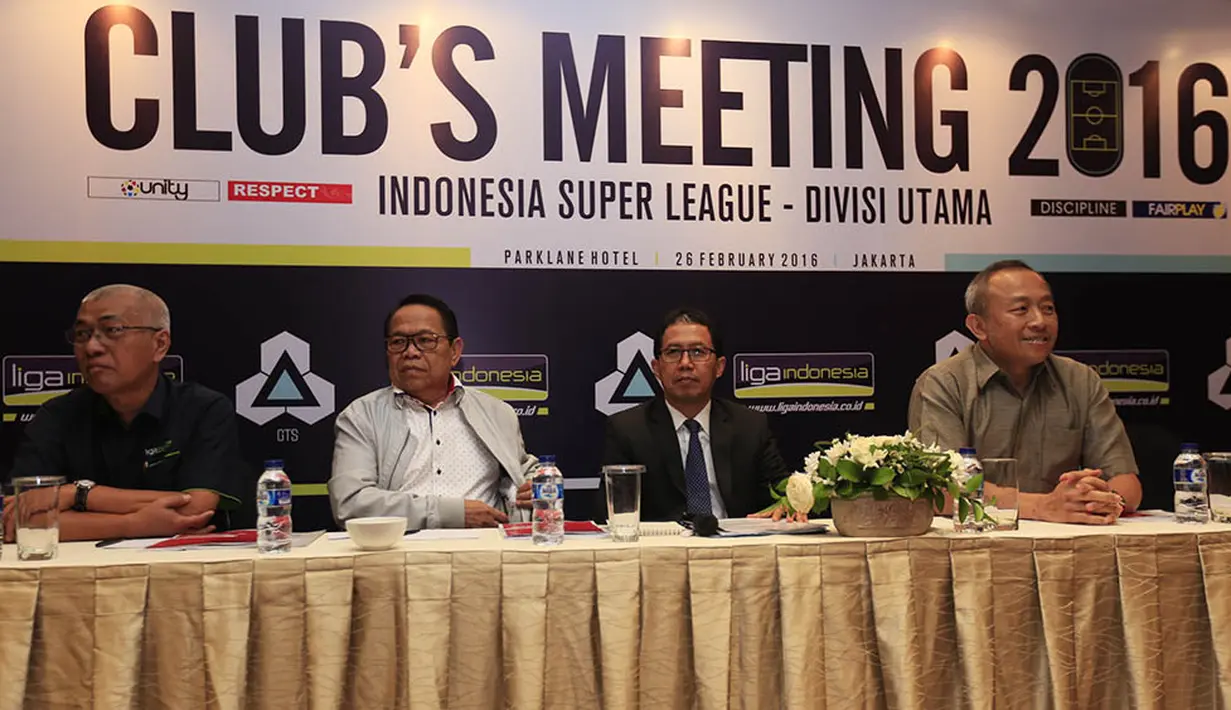 CEO PT Gelora Trisula Semesta, Joko Driyono (kedua kanan), memimpin pertemuan dengan klub-klub Indonesia Super League dan Divisi Utama membicarakan rencana Indonesia Soccer Championship di Jakarta, Jumat (26/2/2016). (Bola.com/Vitalis Yogi Trisna)