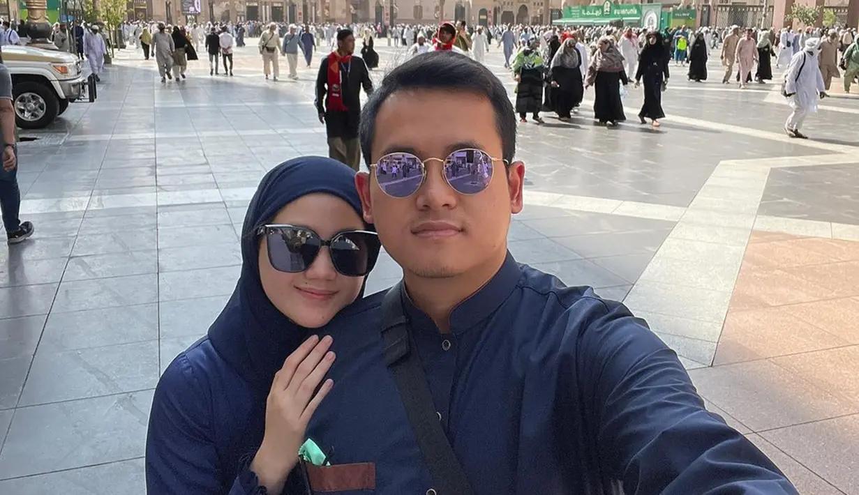 Jessica Anastasya resmi menikah dengan Ilham Ramadhan pada 4 Juni 2022. Kini setelah menikah keduanya kian terlihat harmonis saja. Berbagai momen kebersamaan kerap ia unggah di akun Instagramnya. Seperti momen saat pergi ke Tanah Suci. (Liputan6.com/IG/jessicaanastasya20)